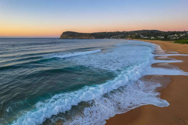 Soluppgång Sjölandskap Med Klar Himmel Och Vågor Copacabana Central Coast — Stockfoto