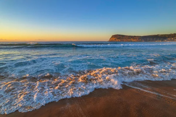 Sunrise Θαλασσογραφία Καθαρό Ουρανό Και Κύματα Copacabana Στην Κεντρική Ακτή — Φωτογραφία Αρχείου