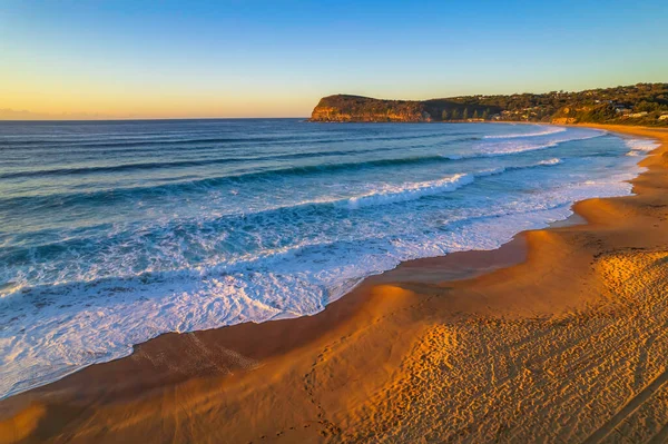 Soluppgång Sjölandskap Med Klar Himmel Och Vågor Copacabana Central Coast — Stockfoto