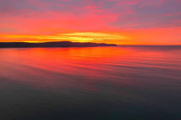 Nuvem Alta Colorida Cobriu Nascer Sol Umina Beach Costa Central — Fotografia de Stock