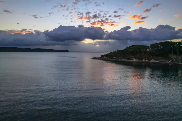 Sahil kenarında güneş doğuyor. Central Coast, NSW, Avustralya 'da Pearl Beach' ten bulutlar yükseliyor..