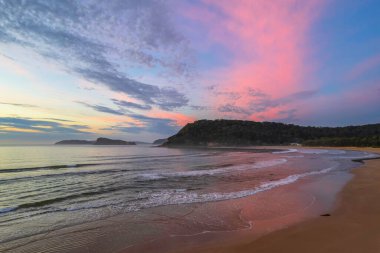 Deniz kenarında gün doğumu bulutlar ve Umina Sahili 'nde yumuşak deniz Central Coast, NSW, Avustralya.