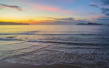 Deniz kenarında gün doğumu bulutlar ve Umina Sahili 'nde yumuşak deniz Central Coast, NSW, Avustralya.