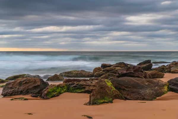 Salida Del Sol Paisaje Marino Con Rocas Playa Nubes Pesadas — Foto de Stock