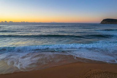 Central Coast, NSW, Avustralya 'daki Copacabana' da berrak gökyüzü ve dalgalarla gün doğumu denizi.