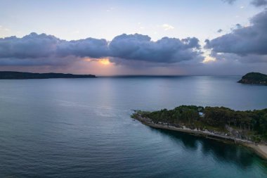 Sahil kenarında güneş doğuyor. Central Coast, NSW, Avustralya 'da Pearl Beach' ten bulutlar yükseliyor..