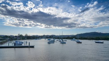 Gün batımından önce Woy Woy 'daki rıhtımda NSW, Avustralya.