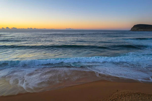 Sonnenaufgang Mit Klarem Himmel Und Wellen Der Copacabana Der Zentralküste — Stockfoto