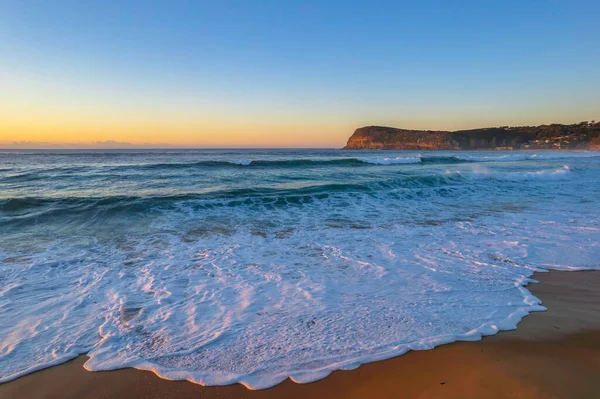 Zonsopgang Zeegezicht Met Heldere Lucht Golven Bij Copacabana Aan Centrale — Stockfoto