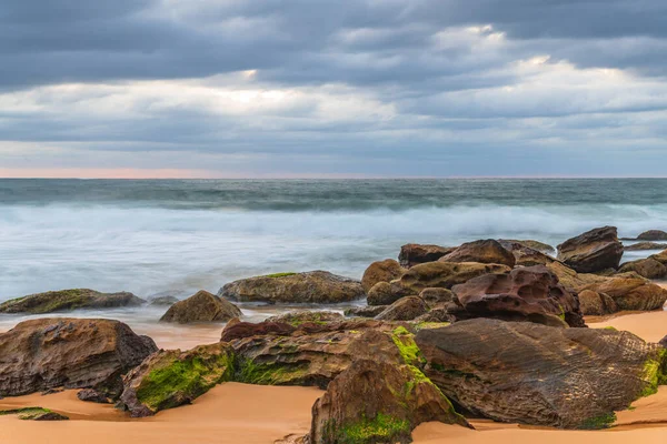 Salida Del Sol Paisaje Marino Con Rocas Playa Nubes Pesadas — Foto de Stock