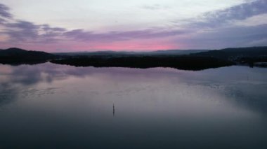 Orta Sahildeki Woy Woy Rıhtımı 'nda bulutlu ve yansımalı hava gündoğumu manzarası, NSW, Avustralya.