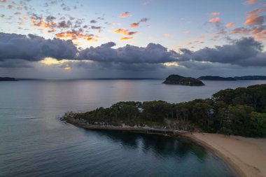 Sahil kenarında güneş doğuyor. Central Coast, NSW, Avustralya 'da Pearl Beach' ten bulutlar yükseliyor..