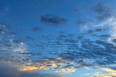 Gün doğumu mavi gökyüzü alçak ve yüksek bulutların karışımı