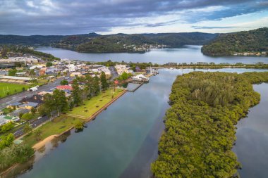 Sabahın erken saatlerinde Woy Woy, NSW, Avustralya 'daki kanalda bulutlar ve yansımalar.