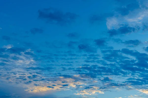 Słońce Wschodzi Niebieskie Niebo Mieszanką Niskich Wysokich Typów Chmur — Zdjęcie stockowe