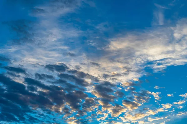 Sonnenaufgang Blauer Himmel Mit Einer Mischung Aus Niedrigen Und Hohen — Stockfoto