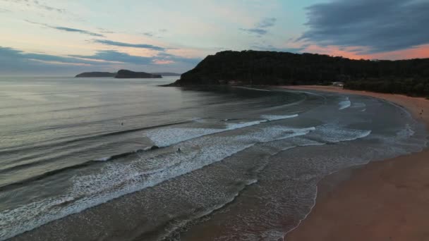 Восход Солнца Берегу Моря Облаками Нежным Морем Пляже Умина Центральном — стоковое видео