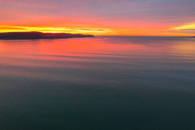 Orta Sahildeki Umina Sahili 'nde gün doğumunu kaplayan renkli bulutlar, NSW, Avustralya.