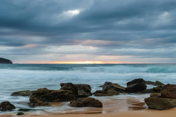 Kumsalda Kayalarla Birlikte Gün Doğumu Denizi Orta Sahildeki Killcare Sahili — Stok fotoğraf