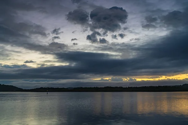 オーストラリア ニューサウスウェールズ州の中央海岸にあるWoy Woyでの曇りの日の出の水景 — ストック写真