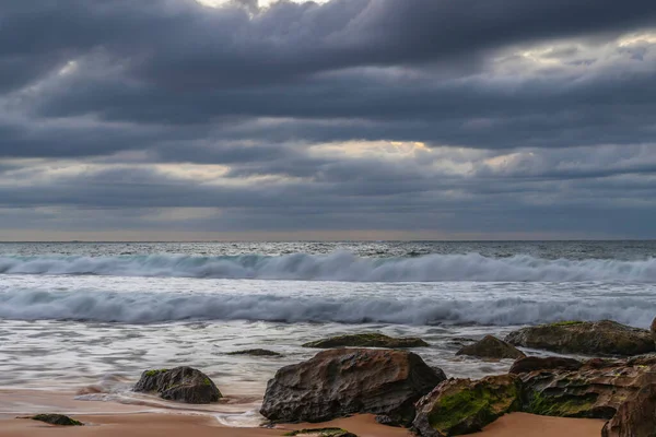 Zonsopgang Zeegezicht Met Rotsen Het Strand Lage Zware Wolken Van — Stockfoto