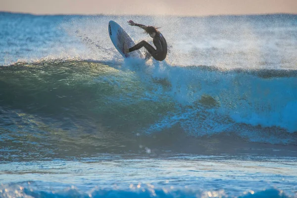 Sunrise Surfer Fog Egy Hullám Kiemelte Napfény Macmasters Beach Central — Stock Fotó