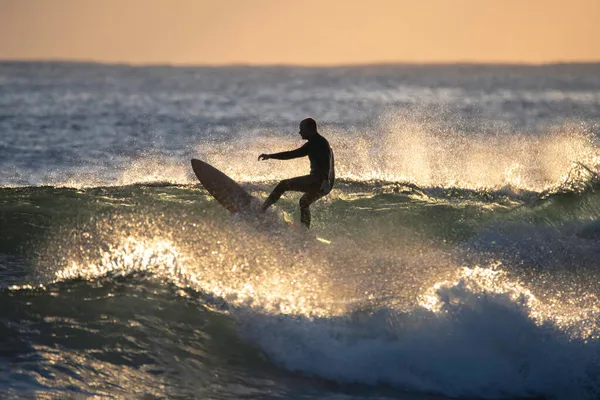 Sunrise Surfer Πιάσει Ένα Κύμα Τονίζεται Στο Φως Του Ήλιου — Φωτογραφία Αρχείου