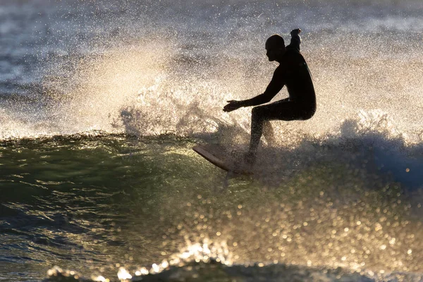 Sunrise Surfer Πιάσει Ένα Κύμα Τονίζεται Στο Φως Του Ήλιου — Φωτογραφία Αρχείου