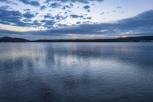 Merkez Sahili, NSW, Avustralya 'daki Woy Woy' da bulutlu hava gündoğumu manzarası.