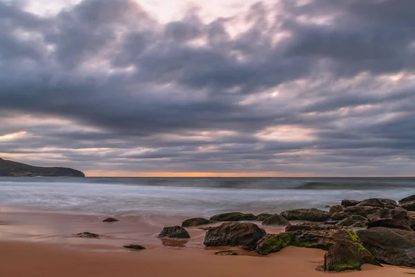 Sunrise Θαλασσογραφία Βράχια Στην Παραλία Και Χαμηλά Βαριά Σύννεφα Από — Φωτογραφία Αρχείου