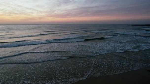 オーストラリア ニューサウスウェールズ州中央海岸のシェリービーチからの日の出の景色 — ストック動画