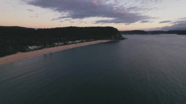 Sahil kenarında güneş doğuyor. Central Coast, NSW, Avustralya 'da Pearl Beach' ten bulutlar yükseliyor..