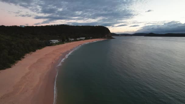 オーストラリア ニューサウスウェールズ州中央海岸のパールビーチからの雲で海辺の日の出 — ストック動画