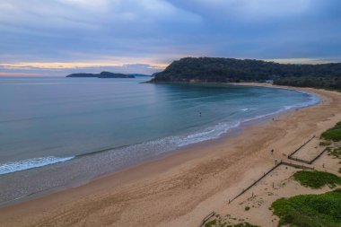 Central Coast, NSW, Avustralya 'daki Umina Sahili' nde gün doğumunu bulutlar kapladı..