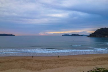Central Coast, NSW, Avustralya 'daki Umina Sahili' nde gün doğumunu bulutlar kapladı..