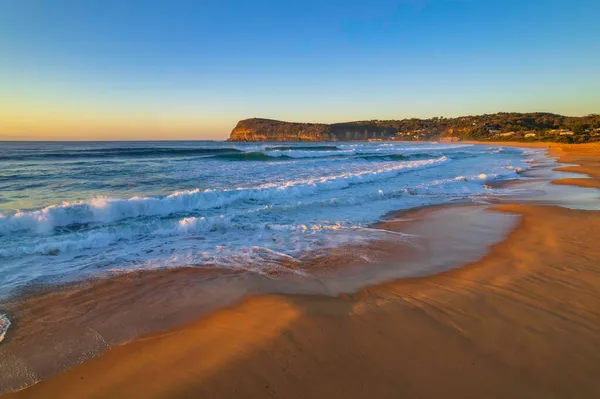 Sonnenaufgang Mit Klarem Himmel Und Wellen Der Copacabana Der Zentralküste — Stockfoto