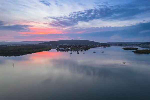 日の出 雲と反射 オーストラリア ニューサウスウェールズ州中央海岸のウーイ ウォーターフロント — ストック写真