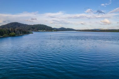 Gün batımından önce Woy Woy 'daki rıhtımda NSW, Avustralya.