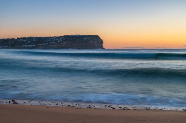 Central Coast, NSW, Avustralya 'daki MacMasters Sahili' nden gün doğumu deniz manzarası..