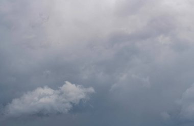 Öğleden sonra yağmurlu hava Stratocumulus ve kümülüs bulutlarıyla gökyüzünde ilerliyor.