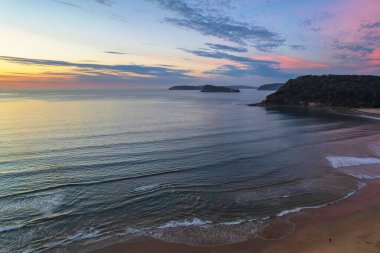 Deniz kenarında gün doğumu bulutlar ve Umina Sahili 'nde yumuşak deniz Central Coast, NSW, Avustralya.