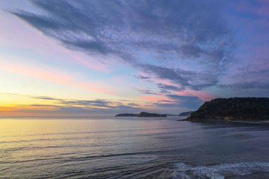 Deniz kenarında gün doğumu bulutlar ve Umina Sahili 'nde yumuşak deniz Central Coast, NSW, Avustralya.