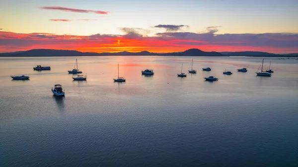 Sonnenaufgang Über Der Bucht Mit Booten Und Bunten Wolken Horizont — Stockfoto