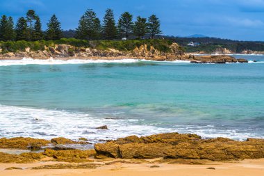 Avustralya, NSW 'nin güney kıyısındaki Eurobadalla Shire' de Bermagui 'de bulutlu ve bulutlu bir sabah..