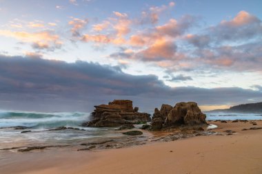 Avustralya, NSW 'nin güney kıyısındaki Eurobadalla Shire' de Bermagui 'de bulutlu ve dalgalı gün doğumu deniz manzarası..