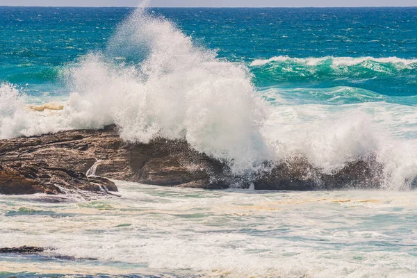 ニューサウスウェールズ州の南海岸にあるEurobadalla ShireのBermaguiでの野生の波の海 — ストック写真
