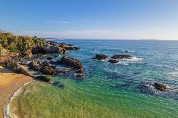Avustralya 'nın Yeni Güney Galler' in Sapphire Sahili 'ndeki Mystery Bay plajında sabahın erken saatlerinde deniz manzarası.