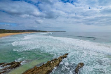 Cuttagee Beach ob 'da deniz kenarında sisli bir sabah. Avustralya, NSW' nin Sapphire Sahili 'nde..