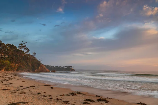 澳大利亚新南威尔士州南海岸冲浪海滩的夏日日出带云彩的海景 — 图库照片
