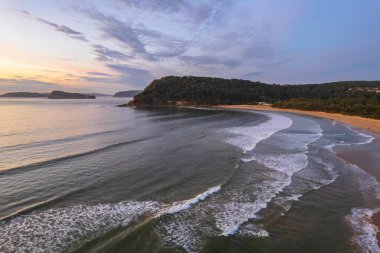 Deniz kenarında gün doğumu bulutlar ve Umina Sahili 'nde yumuşak deniz Central Coast, NSW, Avustralya.
